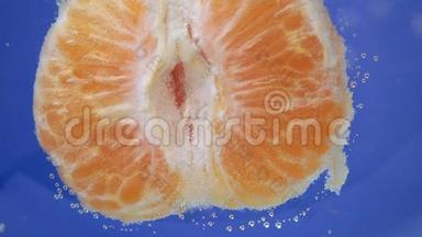 橘红色，橘皮或柑桔片在宏.. 淡水中的新鲜柑橘果实。