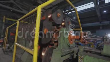 机器在工厂里混合<strong>铜线</strong>。 生产电缆的工厂。 混合<strong>铜线</strong>。 特写镜头