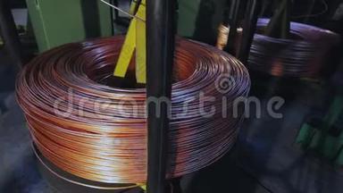 电缆厂内缠绕铜电缆的特写.. 电缆制造