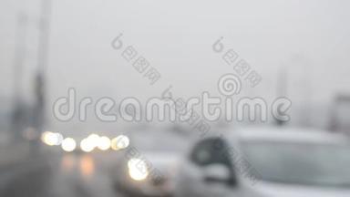 模糊的<strong>汽车</strong>在雾路上，夜间能见度差。 空气<strong>污染</strong>。 <strong>汽车</strong>在浓雾中在城市的街道上行驶。 困难和困难