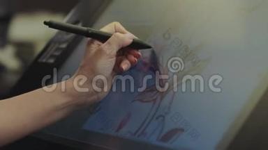 设计师在一个图形平板上画画。 使用交互式笔显示。 在图形平板上画画。 特写