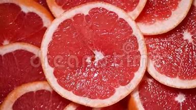 葡萄柚在旋转背景上切成两半。 柑橘类水果。 素和生食概念.. 红葡萄果实质地。 顶级