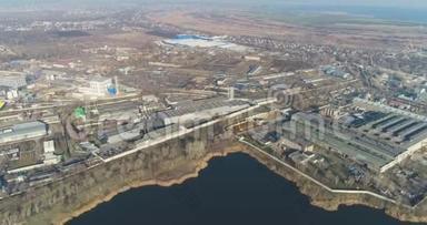 金属制品厂俯视图.. 大型工厂俯视图，附近有金属仓库