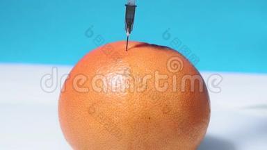 注射到葡萄柚-水果中，放置注射器空间，注射维生素C