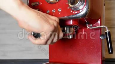 咖啡师在咖啡机里准备咖啡。 复古风格