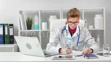 热情的年轻女医务工作者看着笔记本电脑屏幕注意事项