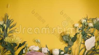 花匠在黄色背景上快速地摆花，美丽的构图，为你的文字提供了一个地方