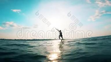 一个人在风筝冲浪时从船上掉下来。