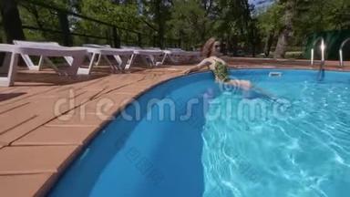 年轻的金发女郎在夏日独自一人在游泳池里放松，斜倚在边上