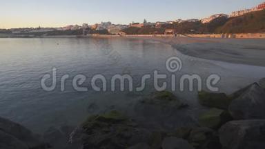 日落时的塞纳河海滩，背景是城市景观建筑，葡萄牙