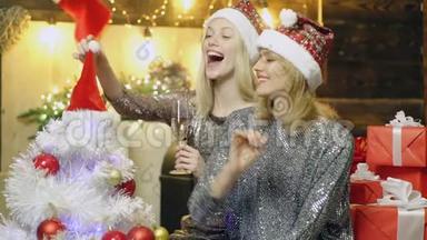 圣诞快乐，新年快乐。 两个金发女孩和圣诞装饰品。 女朋友庆祝新年派对