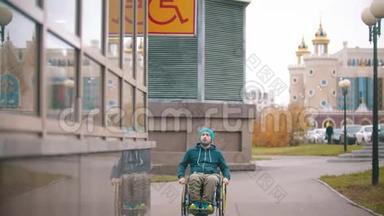 坐轮椅的<strong>残疾人</strong>看到`<strong>残疾人</strong>`标志，朝特殊的地方走去