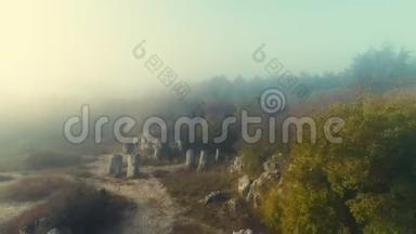 保加利亚瓦尔纳附近的地标，被称为波比蒂卡马尼的石林组上的日出雾