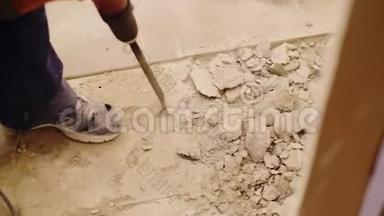 <strong>劳动者</strong>用凿岩机破坏地板上的混凝土覆盖物