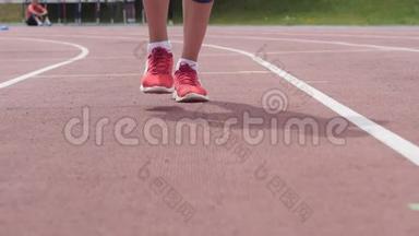 一名年轻女子慢跑运动员的红色<strong>短腿</strong>，她每天在城市体育场馆训练跑步