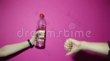 <strong>双手特写</strong>，拒绝塑料瓶赞成钢制热瓶换水.. 粉色背景。