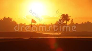 热带岛屿的<strong>高尔夫</strong>球场，美丽的日落与棕榈树的剪影<strong>视频</strong>