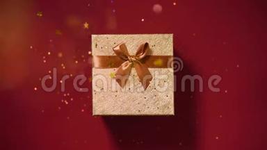 闪闪发光的金色星星，红色背景上的礼品盒上闪闪发光的纸屑。 上景。 圣诞节和新年的纹理。 销售