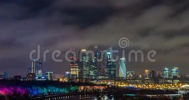 莫斯科晚景，时间流逝，莫斯科上空夜空中快速飞舞的云彩，4K，美丽的夜景，从
