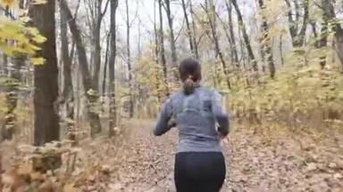 后面跟着一个胖女<strong>人</strong>在公园里<strong>跑步</strong>，试图通过<strong>跑步锻炼</strong>来减肥