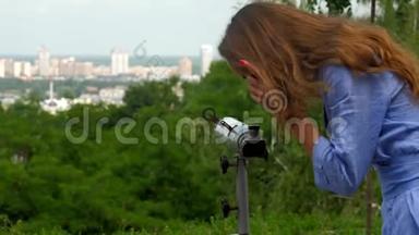 微笑的女孩欣赏城市风景，望着灰色望远镜