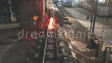 热金属管。 工作重工厂.. 钢铁厂。 热钢管生产线.. 红铁金属管