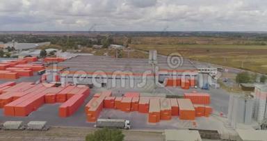 现代工厂的鸟瞰图，工厂附近有许多产品装在橙色盒子里