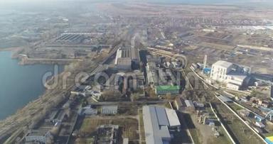 河附近的现代化工厂，从无人机可以看到湖景附近的大型现代化工厂