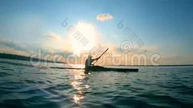 一个人正坐着皮艇<strong>横渡</strong>水面
