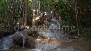 来<strong>自热</strong>带雨林的瀑布，位于泰国kanchanaburi的patad瀑布