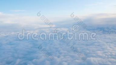从飞机窗口看天空中的白云