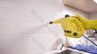 房屋清洁概念。 男士清洁厨房用蒸汽清洁剂