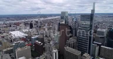多云的费城城市景观与商业摩天大楼市政厅的背景。 云天