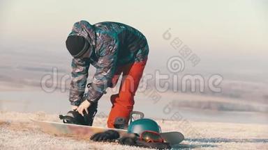滑板滑雪概念-一个有假肢的人站在<strong>木板上</strong>，把靴子<strong>放在木板上</strong>