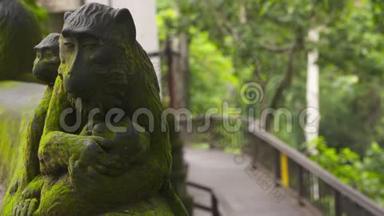 乌布猴子森林中的猴子雕像