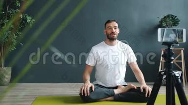 带智能手机的瑜伽教练在线录音教程