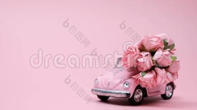 粉色复古玩具车在粉色背景上送花束玫瑰花.. 二月十四日卡，情人节`.. 3月8