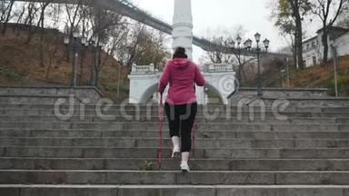 北欧式步行。 年轻人在城市里上楼梯做北欧步行运动。 户外心脏活动