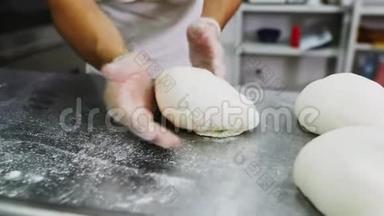 厨师在面包车间制作面包、酵母面团