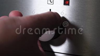 前面板的现代白色电烤箱与闪亮的按钮。 烤箱关掉炉子
