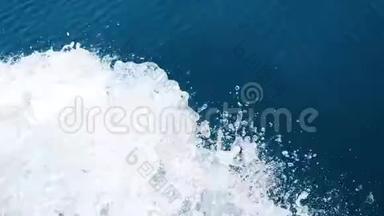海浪和飞溅从一艘旅行游轮的侧面