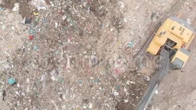 挖土机清理堆积在垃圾填埋场的垃圾