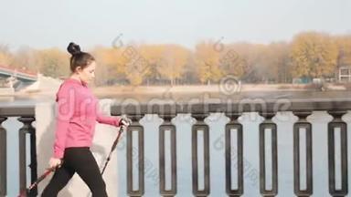 北欧徒步培训在工业城市沿河和长廊.. 带步行杆的心脏强化训练