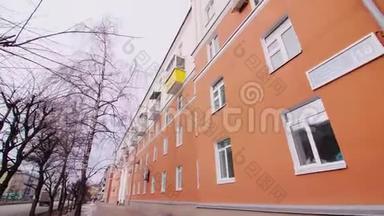 冬季街道住宅建筑橙色立面