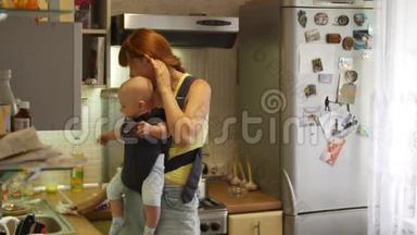 一个女孩子坐在吊带里<strong>煮汤</strong>吃晚饭，在厨房打扫卫生，然后亲吻孩子
