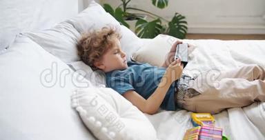 小孩看动画片，躺在床上独自在家放松
