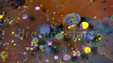抽象色彩丰富的丙烯酸<strong>涂料</strong>在水上蔓延