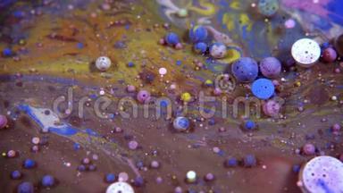 抽象色彩丰富的丙烯酸涂料在水上蔓延