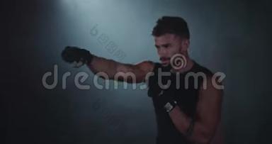 拳击运动员在镜头前很有魅力，他在<strong>体育课</strong>上很努力地锻炼