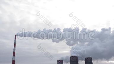 工厂管道烟雾来自工厂在阴天。 工厂环境污染